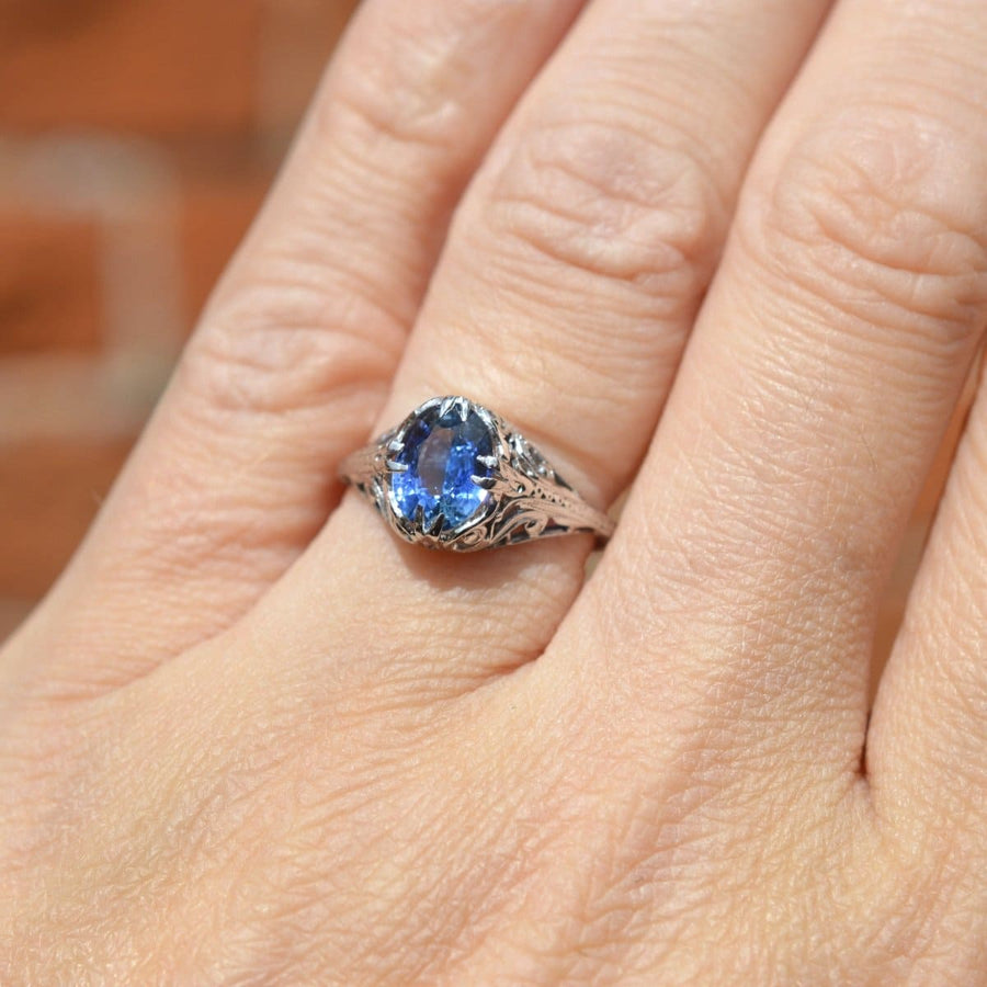 Belle Époque 18ct White Gold Cornflower Blue Sapphire Single Stone Ring | Parkin and Gerrish | Antique & Vintage Jewellery